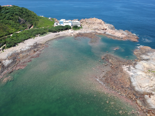 圖二、港大太古海洋科學研究所位於石澳鶴咀海岸保護區，是本港現時唯一一個海岸保護區，其位處具有特殊科學價值之地，多年來在海洋保育研究上作出不少貢獻。